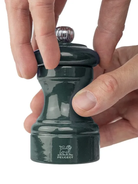 bistro_manual_wooden_salt_mill_in_forest_green_gloss_cm_5.webp Outlet Bistro Manual wooden salt mill in forest green gloss, 10cm Salt | Salt Mills