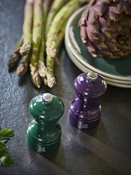 bistro_manual_wooden_salt_mill_in_forest_green_gloss_cm_8.webp Outlet Bistro Manual wooden salt mill in forest green gloss, 10cm Salt | Salt Mills