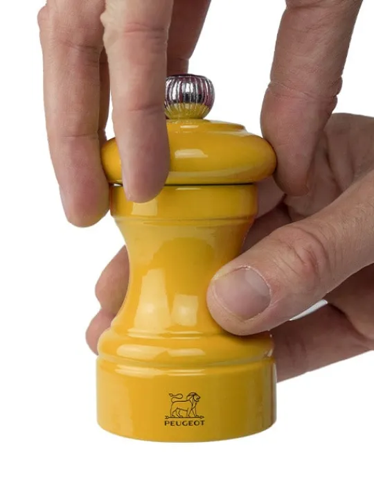 bistro_manual_wooden_salt_mill_in_saffron_yellow_gloss_cm_5.webp Outlet Bistro Manual wooden salt mill in saffron gloss, 10cm Salt | Salt Mills