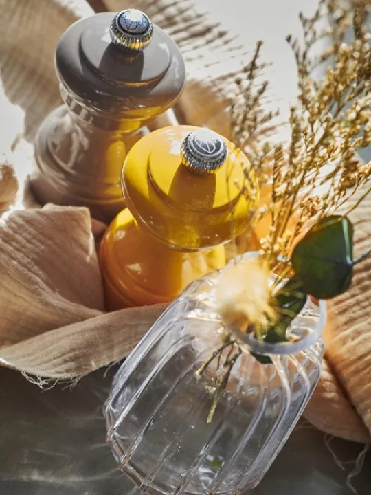 bistro_manual_wooden_salt_mill_in_saffron_yellow_gloss_cm_8.webp Outlet Bistro Manual wooden salt mill in saffron gloss, 10cm Salt | Salt Mills