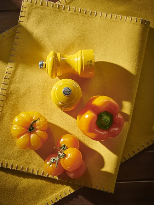 bistro_manual_wooden_salt_mill_in_saffron_yellow_gloss_cm_9.webp Outlet Bistro Manual wooden salt mill in saffron gloss, 10cm Salt | Salt Mills