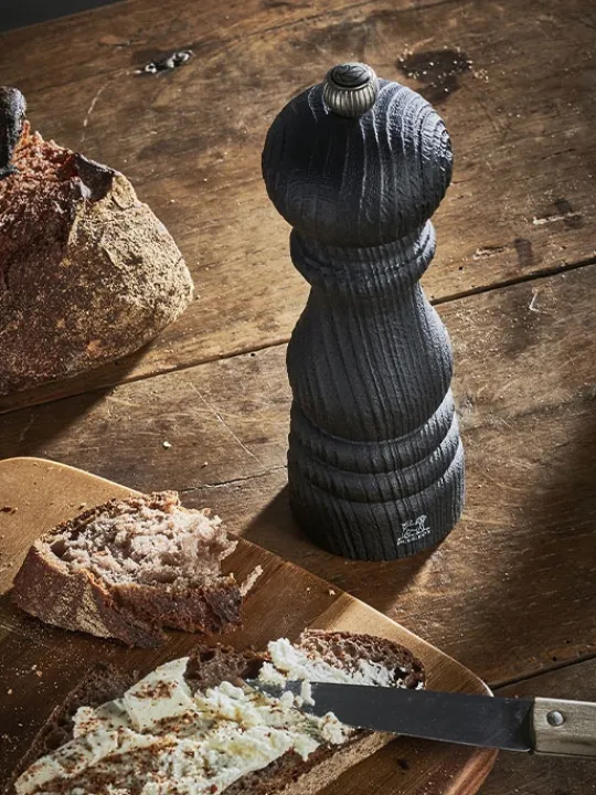 Store Bistro nature black Manual upcycled wooden salt mill in black, 10cm Salt | Salt Mills