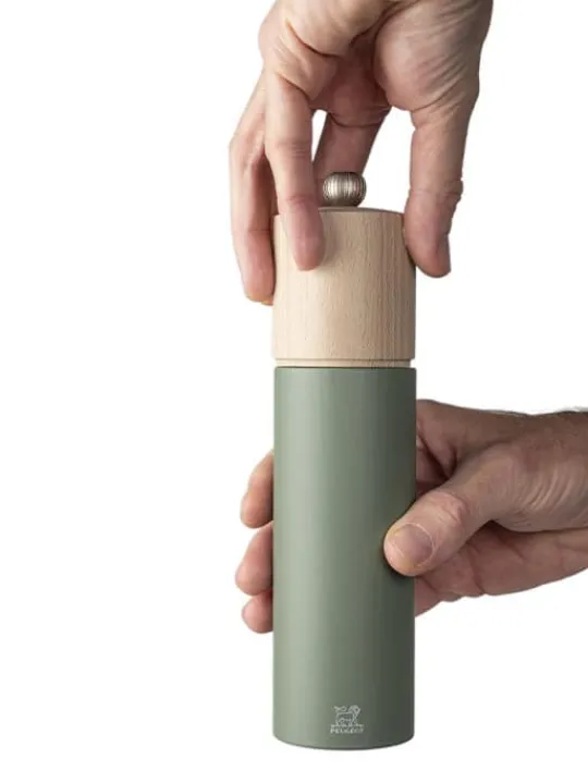 Hot Boreal Manual beech wood pepper mill in fern green, 21cm Pepper | Pepper Mills