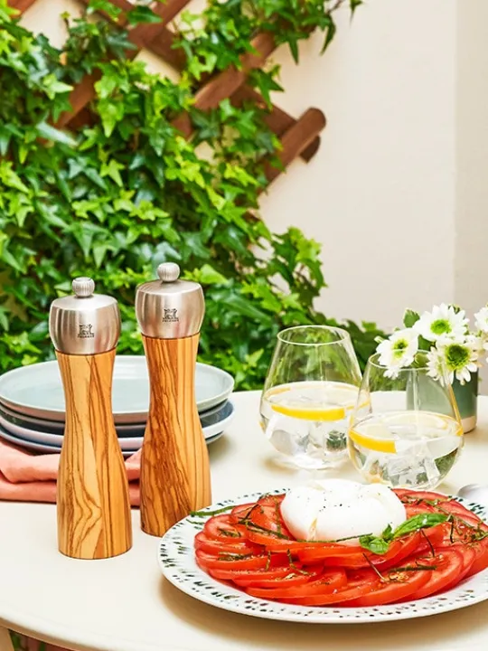 fidji_manual_salt_mill_in_olive_wood_and_stainless_steel__cm_6.webp Best Sale Fidji Manual salt mill in olive wood and stainless steel 15 cm Salt | Salt Mills